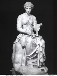 Statue der Clio, die eine Schriftrolle hält